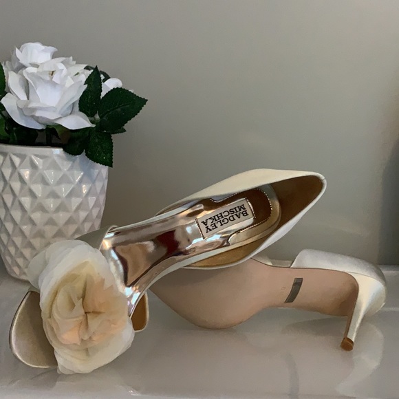 Badgley Mischka Ginseng Satin Peep-Toe Ivory Pumps - Picture 9 of 12